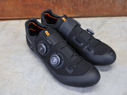 RR - Herrenschuhe von Dmt, DMT SH10 RENNRADSCHUH / SCHWARZ / SCHWARZ / UNISEX / 44 vor USEDBIKES - OB.DE Hintergrund