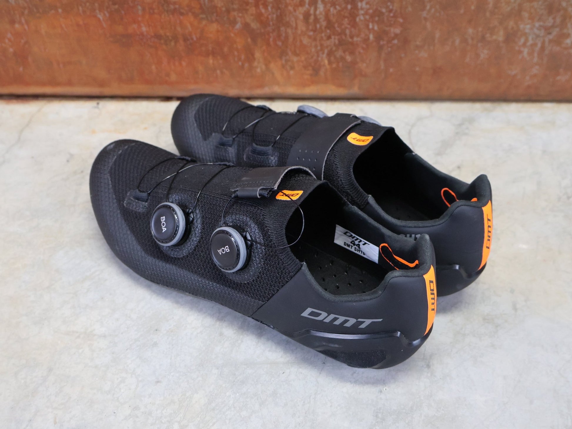 RR - Herrenschuhe von Dmt, DMT SH10 RENNRADSCHUH / SCHWARZ / SCHWARZ / UNISEX / 44 vor USEDBIKES - OB.DE Hintergrund