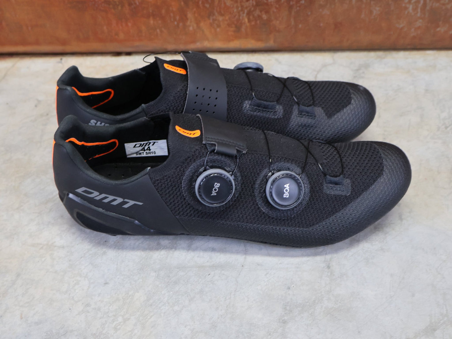 RR - Herrenschuhe von Dmt, DMT SH10 RENNRADSCHUH / SCHWARZ / SCHWARZ / UNISEX / 44 vor USEDBIKES - OB.DE Hintergrund