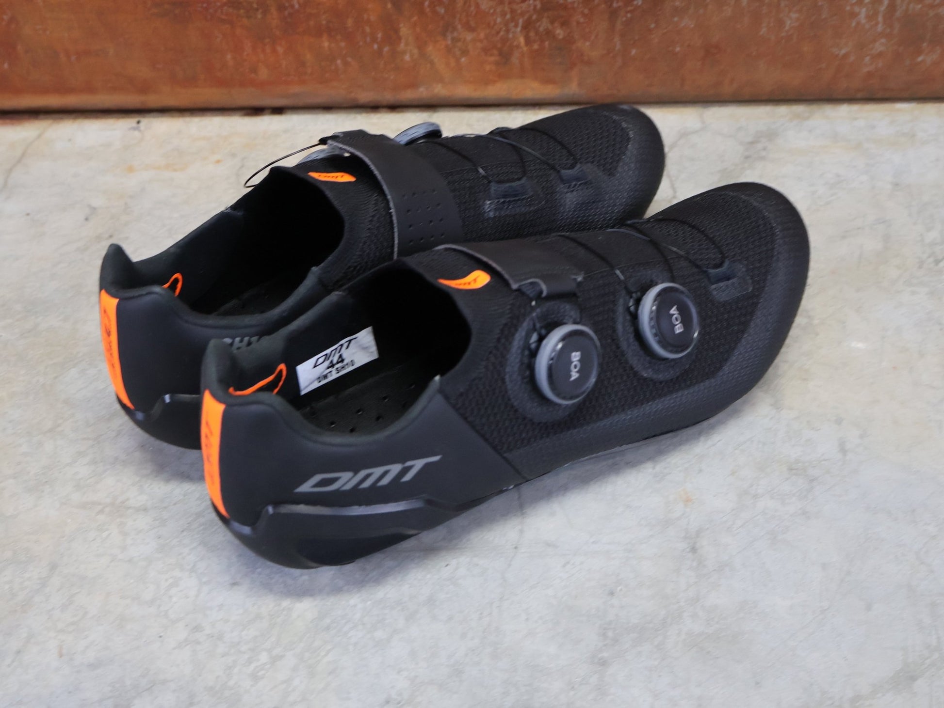 RR - Herrenschuhe von Dmt, DMT SH10 RENNRADSCHUH / SCHWARZ / SCHWARZ / UNISEX / 44 vor USEDBIKES - OB.DE Hintergrund