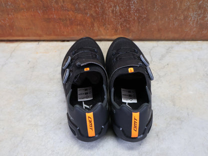 RR - Herrenschuhe von Dmt, DMT SH10 RENNRADSCHUH / SCHWARZ / SCHWARZ / UNISEX / 44 vor USEDBIKES - OB.DE Hintergrund