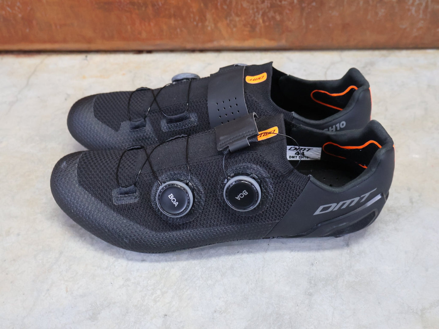 RR - Herrenschuhe von Dmt, DMT SH10 RENNRADSCHUH / SCHWARZ / SCHWARZ / UNISEX / 44 vor USEDBIKES - OB.DE Hintergrund