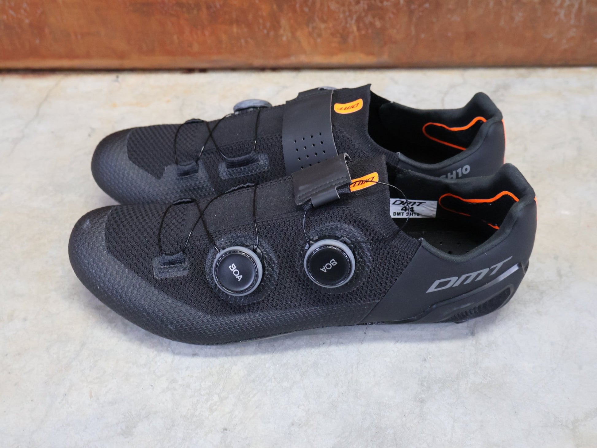 RR - Herrenschuhe von Dmt, DMT SH10 RENNRADSCHUH / SCHWARZ / SCHWARZ / UNISEX / 44 vor USEDBIKES - OB.DE Hintergrund