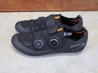 RR - Herrenschuhe von Dmt, DMT SH10 RENNRADSCHUH / SCHWARZ / SCHWARZ / UNISEX / 44 vor USEDBIKES - OB.DE Hintergrund