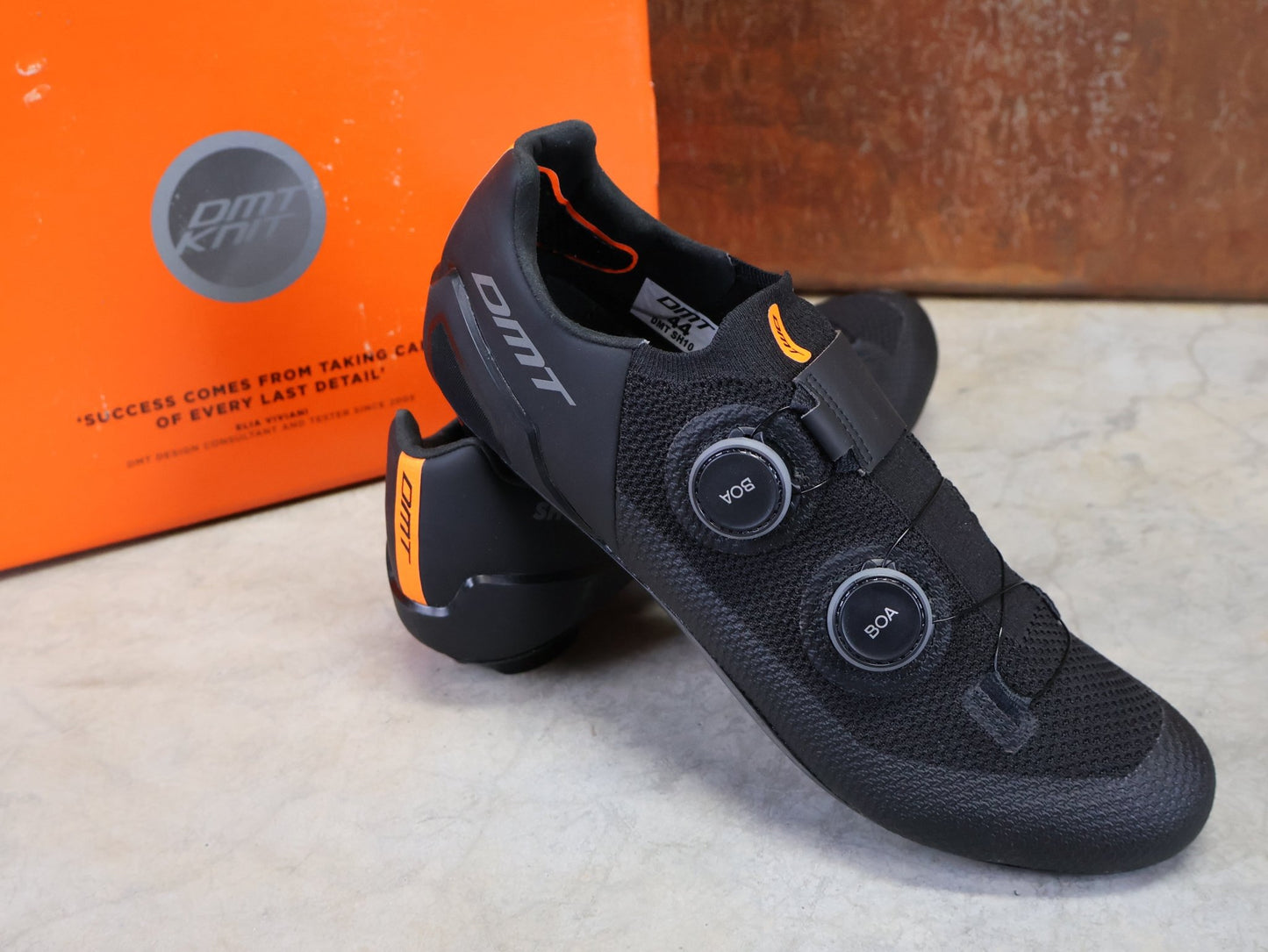 RR - Herrenschuhe von Dmt, DMT SH10 RENNRADSCHUH / SCHWARZ / SCHWARZ / UNISEX / 44 vor USEDBIKES - OB.DE Hintergrund