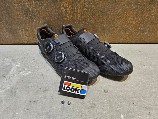RR - Herrenschuhe von Dmt, DMT SH10 RENNRADSCHUH / SCHWARZ / UNISEX / 42 vor USEDBIKES - OB.DE Hintergrund