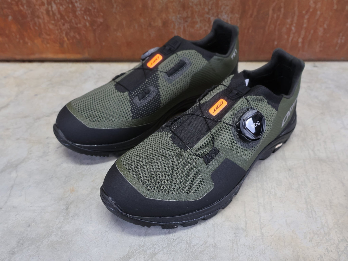 MTB - Herrenschuhe von Dmt, DMT TK1 MOUNTAINBIKESCHUH / GREEN / BLACK / UNISEX vor USEDBIKES - OB.DE Hintergrund