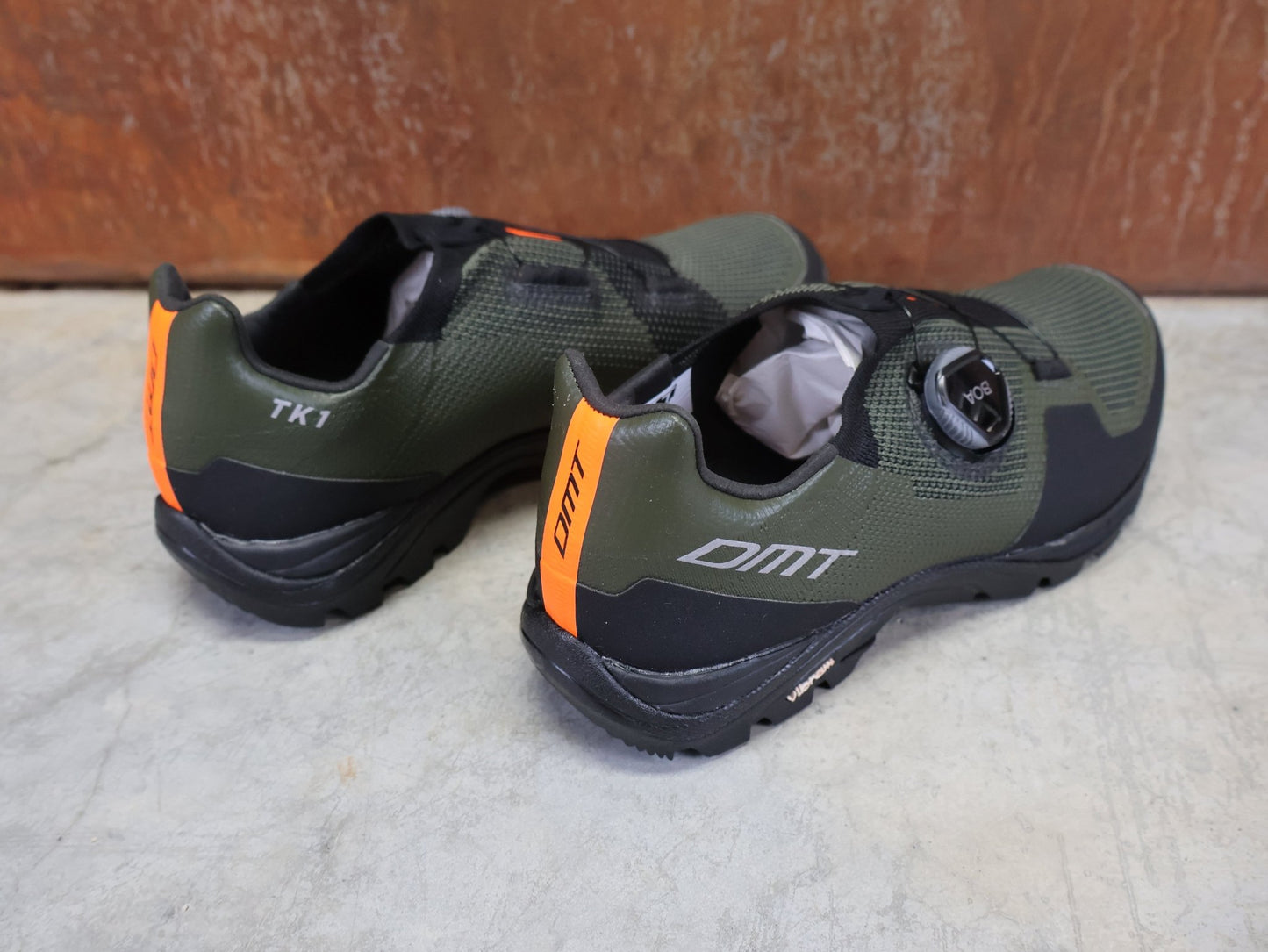 MTB - Herrenschuhe von Dmt, DMT TK1 MOUNTAINBIKESCHUH / GREEN / BLACK / UNISEX vor USEDBIKES - OB.DE Hintergrund