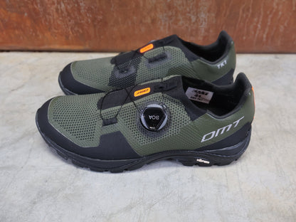 MTB - Herrenschuhe von Dmt, DMT TK1 MOUNTAINBIKESCHUH / GREEN / BLACK / UNISEX vor USEDBIKES - OB.DE Hintergrund
