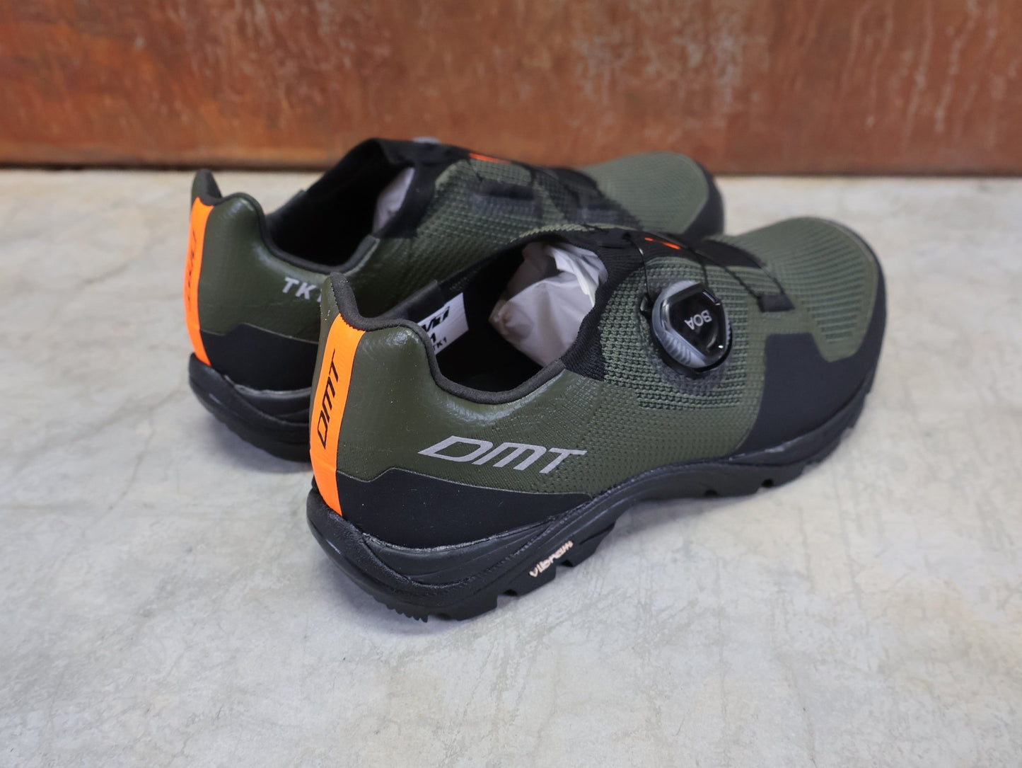 MTB - Herrenschuhe von Dmt, DMT TK1 MOUNTAINBIKESCHUH / GREEN / BLACK / UNISEX vor USEDBIKES - OB.DE Hintergrund