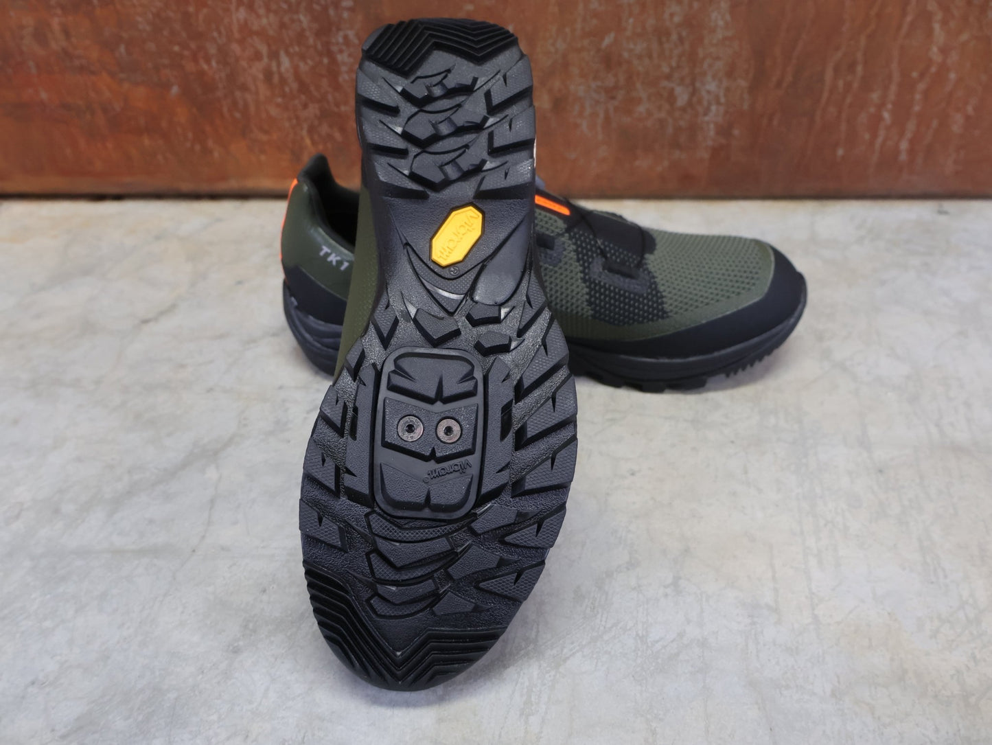 MTB - Herrenschuhe von Dmt, DMT TK1 MOUNTAINBIKESCHUH / GREEN / BLACK / UNISEX vor USEDBIKES - OB.DE Hintergrund