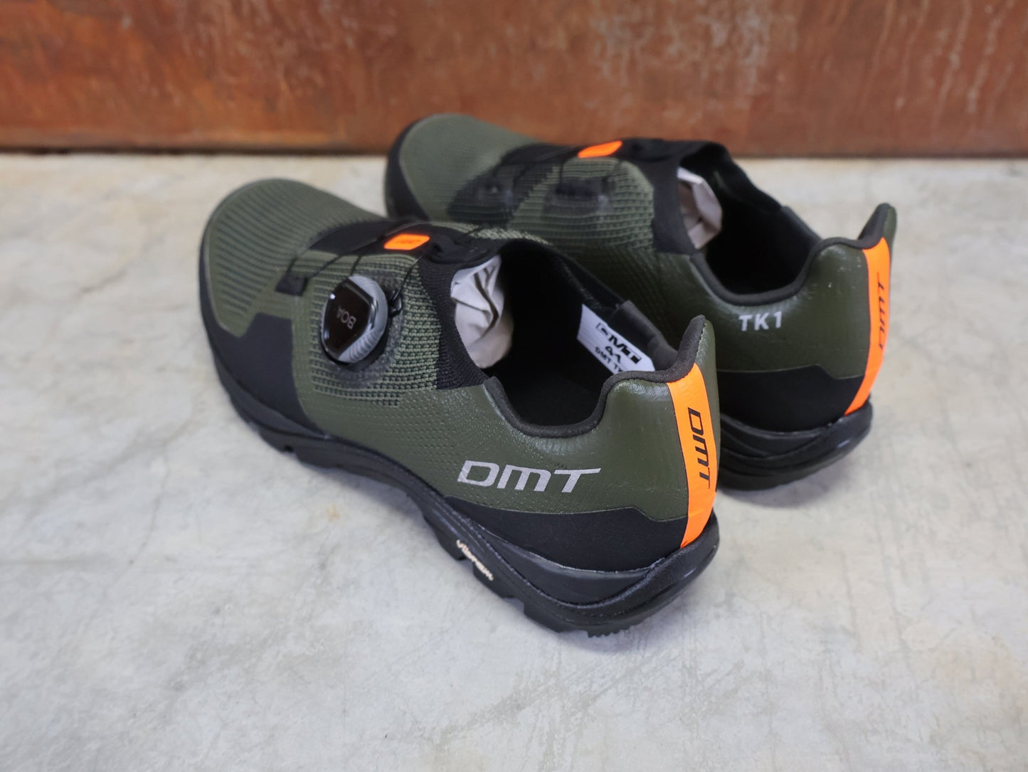 MTB - Herrenschuhe von Dmt, DMT TK1 MOUNTAINBIKESCHUH / GREEN / BLACK / UNISEX vor USEDBIKES - OB.DE Hintergrund
