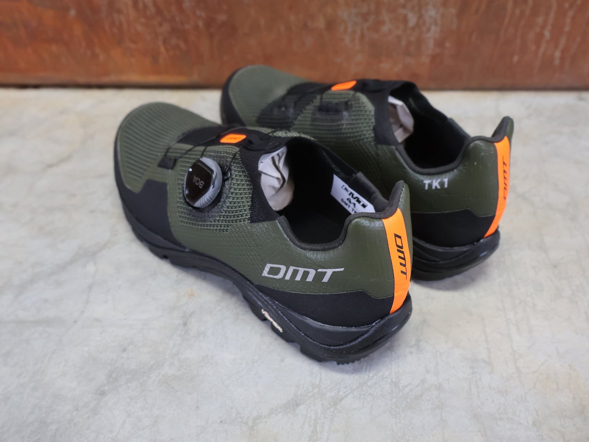 MTB - Herrenschuhe von Dmt, DMT TK1 MOUNTAINBIKESCHUH / GREEN / BLACK / UNISEX vor USEDBIKES - OB.DE Hintergrund