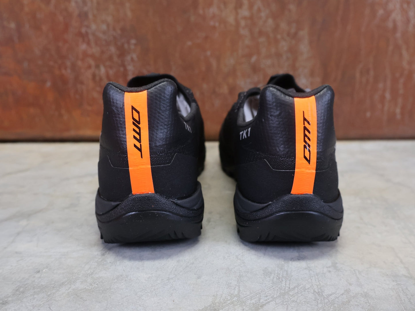 MTB - Herrenschuhe von Dmt, DMT TK1 MOUNTAINBIKESCHUH / SCHWARZ / ANTHRAZIT / UNISEX vor USEDBIKES - OB.DE Hintergrund