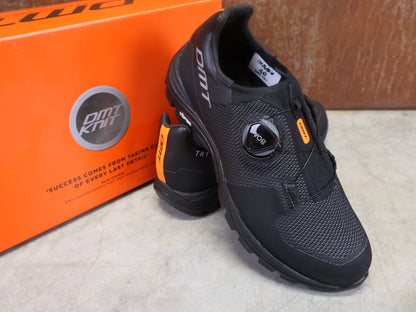 MTB - Herrenschuhe von Dmt, DMT TK1 MOUNTAINBIKESCHUH / SCHWARZ / ANTHRAZIT / UNISEX vor USEDBIKES - OB.DE Hintergrund