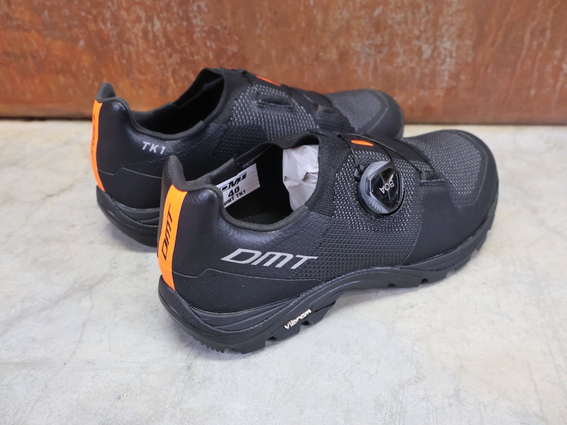 MTB - Herrenschuhe von Dmt, DMT TK1 MOUNTAINBIKESCHUH / SCHWARZ / ANTHRAZIT / UNISEX vor USEDBIKES - OB.DE Hintergrund