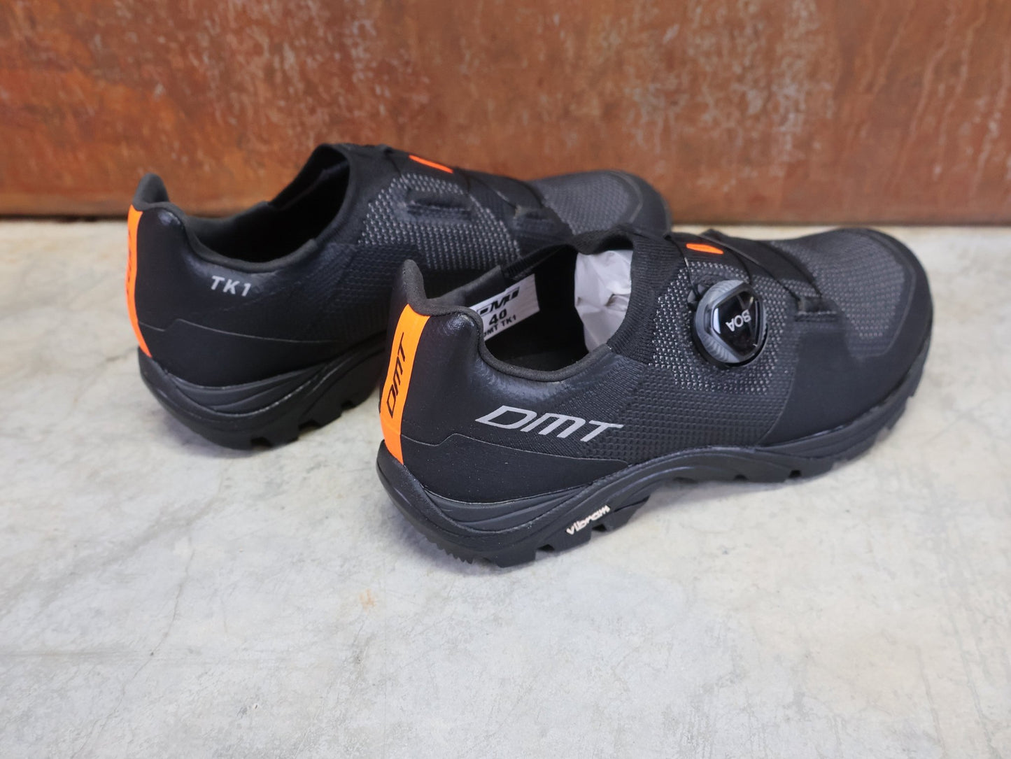 MTB - Herrenschuhe von Dmt, DMT TK1 MOUNTAINBIKESCHUH / SCHWARZ / ANTHRAZIT / UNISEX vor USEDBIKES - OB.DE Hintergrund