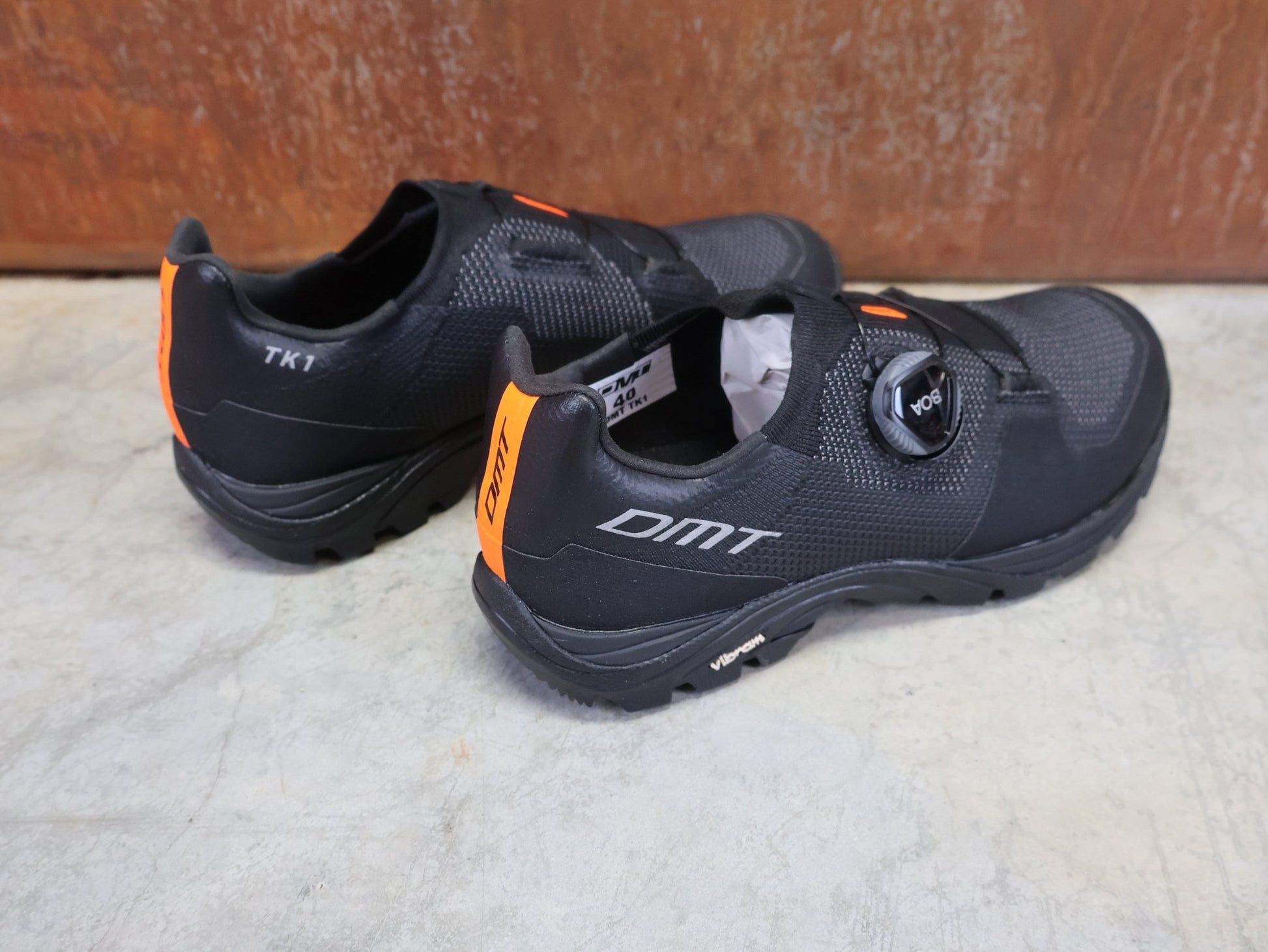 MTB - Herrenschuhe von Dmt, DMT TK1 MOUNTAINBIKESCHUH / SCHWARZ / ANTHRAZIT / UNISEX vor USEDBIKES - OB.DE Hintergrund