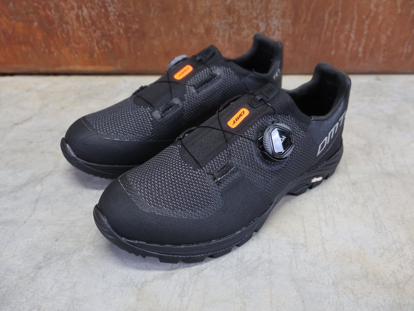 MTB - Herrenschuhe von Dmt, DMT TK1 MOUNTAINBIKESCHUH / SCHWARZ / ANTHRAZIT / UNISEX vor USEDBIKES - OB.DE Hintergrund