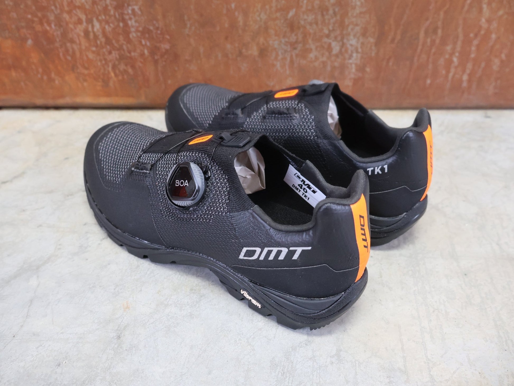 MTB - Herrenschuhe von Dmt, DMT TK1 MOUNTAINBIKESCHUH / SCHWARZ / ANTHRAZIT / UNISEX vor USEDBIKES - OB.DE Hintergrund