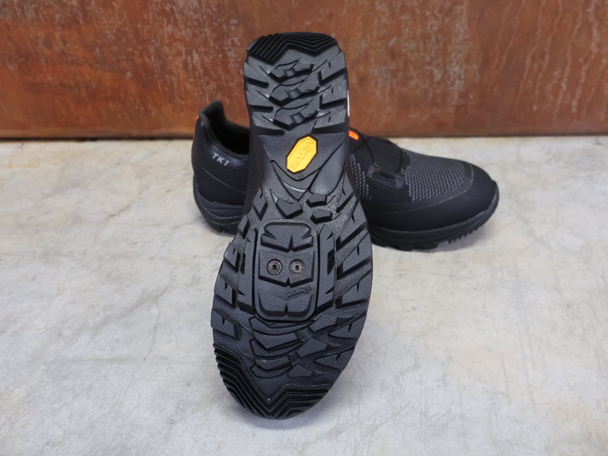 MTB - Herrenschuhe von Dmt, DMT TK1 MOUNTAINBIKESCHUH / SCHWARZ / ANTHRAZIT / UNISEX vor USEDBIKES - OB.DE Hintergrund