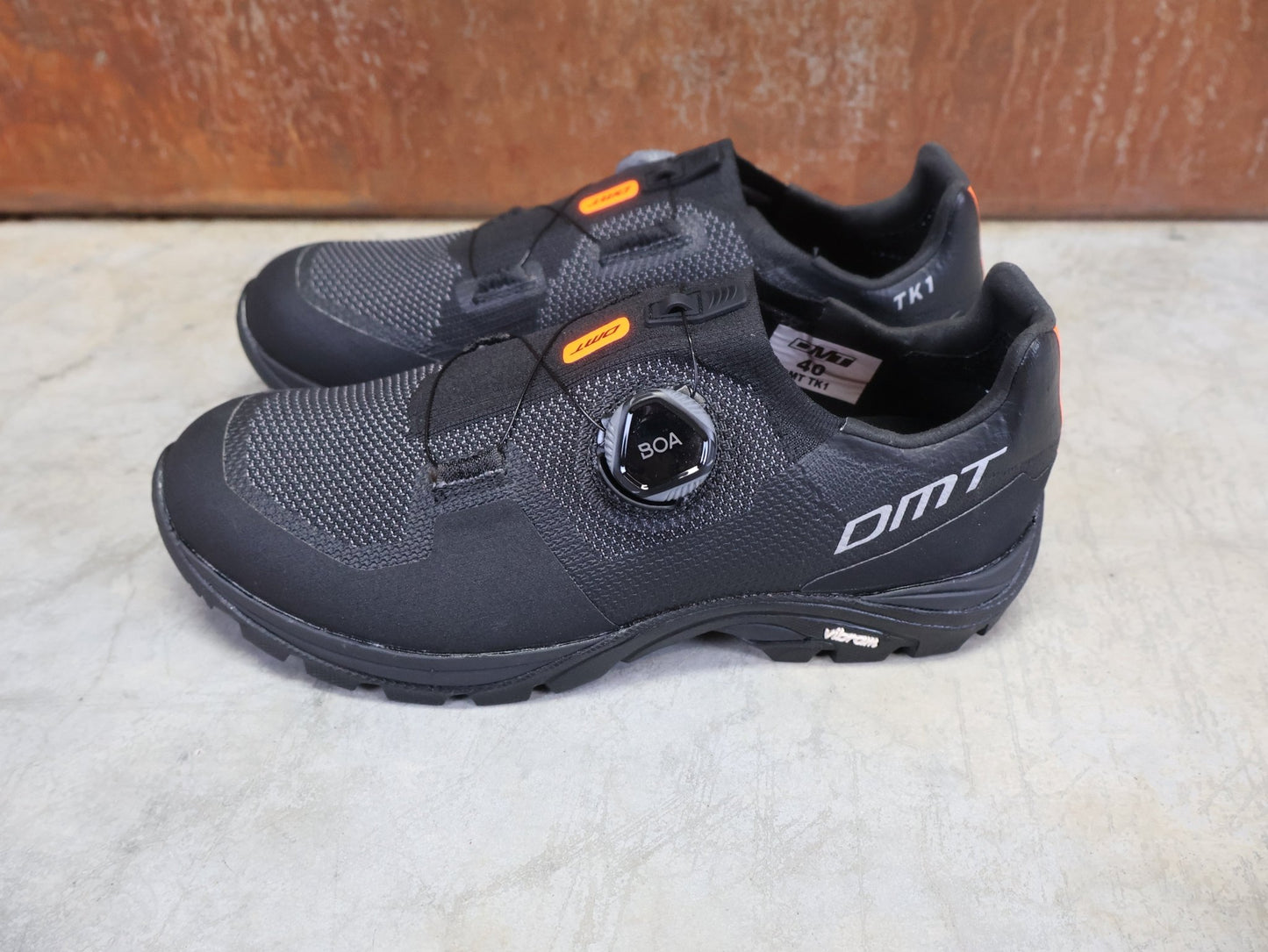 MTB - Herrenschuhe von Dmt, DMT TK1 MOUNTAINBIKESCHUH / SCHWARZ / ANTHRAZIT / UNISEX vor USEDBIKES - OB.DE Hintergrund
