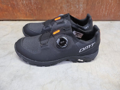 MTB - Herrenschuhe von Dmt, DMT TK1 MOUNTAINBIKESCHUH / SCHWARZ / ANTHRAZIT / UNISEX vor USEDBIKES - OB.DE Hintergrund