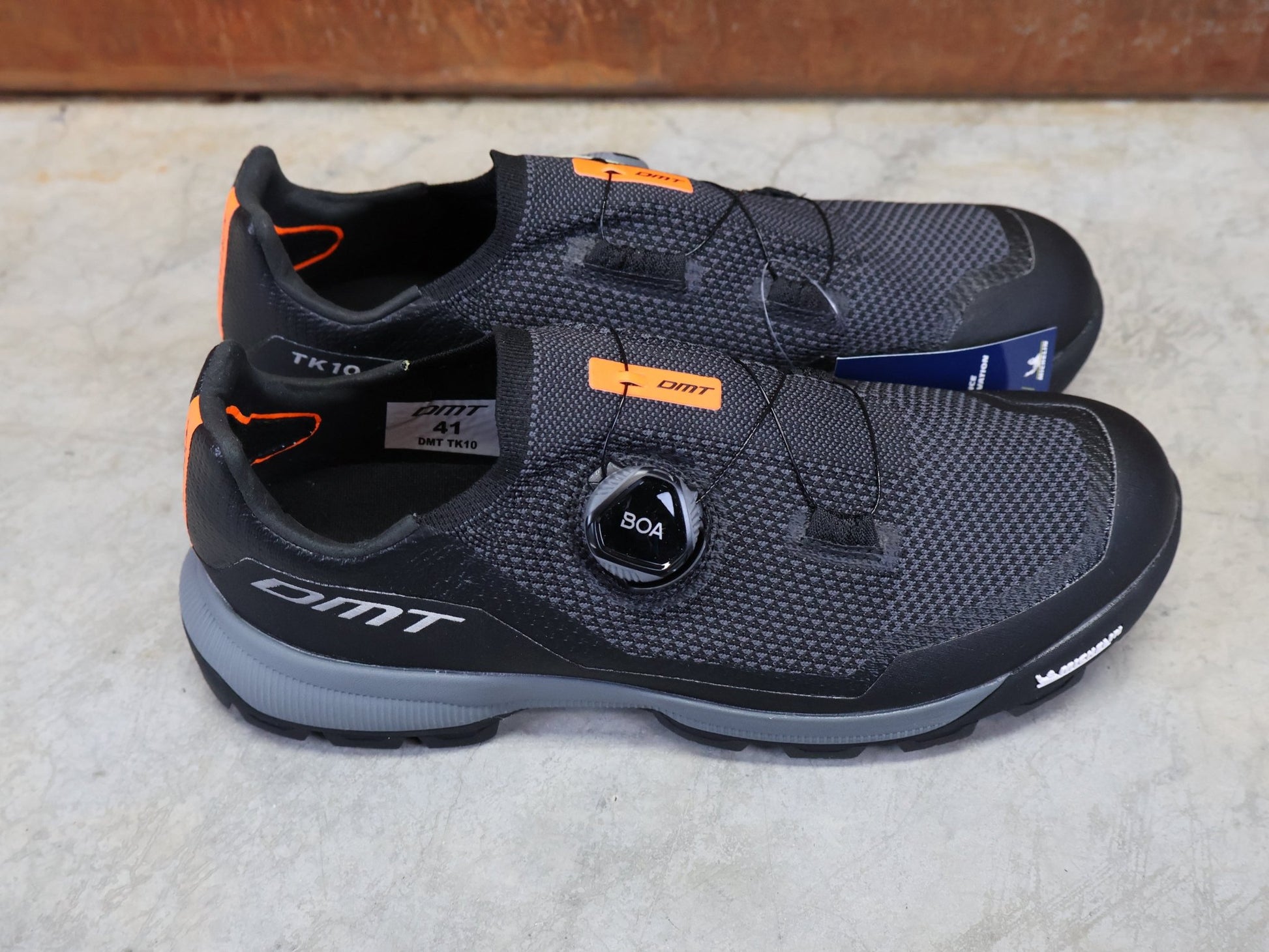 MTB - Herrenschuhe von Dmt, DMT TK10 MOUNTAINBIKESCHUH / ANTHRAZIT / SCHWARZ / UNISEX / 41 vor USEDBIKES - OB.DE Hintergrund