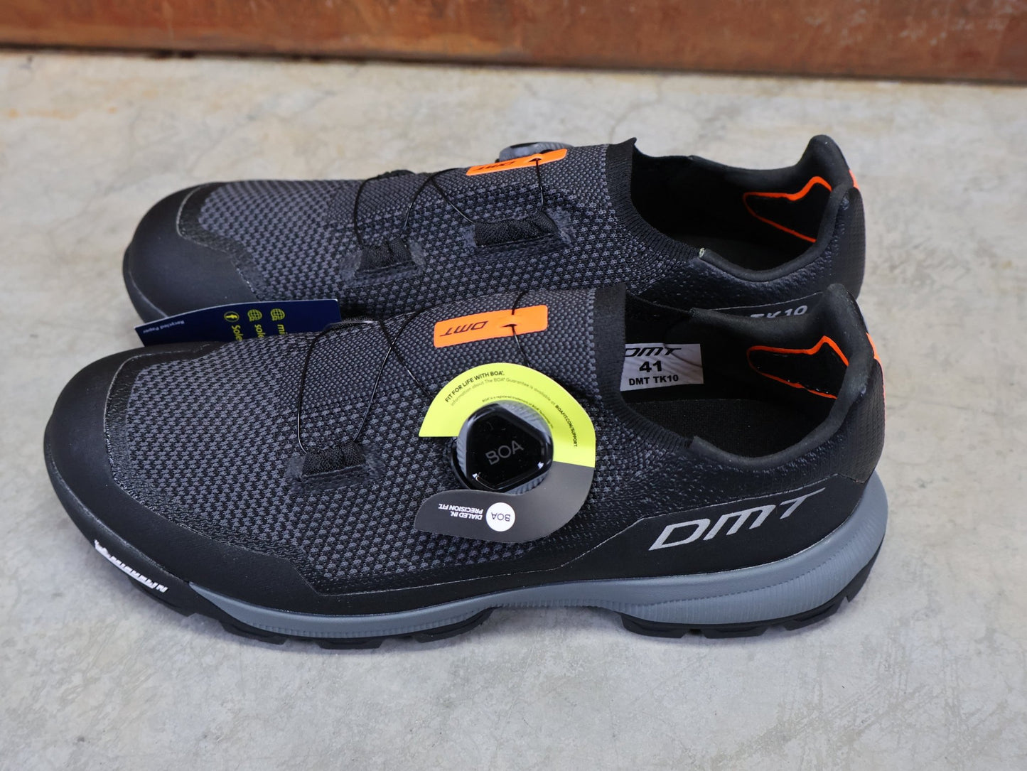 MTB - Herrenschuhe von Dmt, DMT TK10 MOUNTAINBIKESCHUH / ANTHRAZIT / SCHWARZ / UNISEX / 41 vor USEDBIKES - OB.DE Hintergrund
