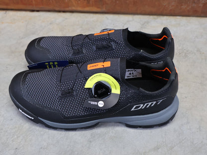MTB - Herrenschuhe von Dmt, DMT TK10 MOUNTAINBIKESCHUH / ANTHRAZIT / SCHWARZ / UNISEX / 41 vor USEDBIKES - OB.DE Hintergrund