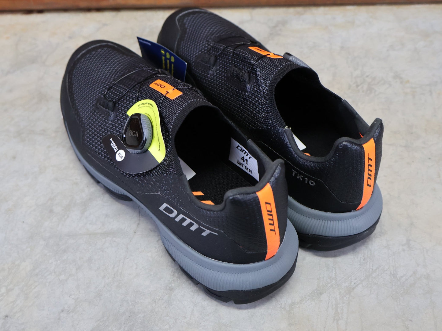 MTB - Herrenschuhe von Dmt, DMT TK10 MOUNTAINBIKESCHUH / ANTHRAZIT / SCHWARZ / UNISEX / 41 vor USEDBIKES - OB.DE Hintergrund