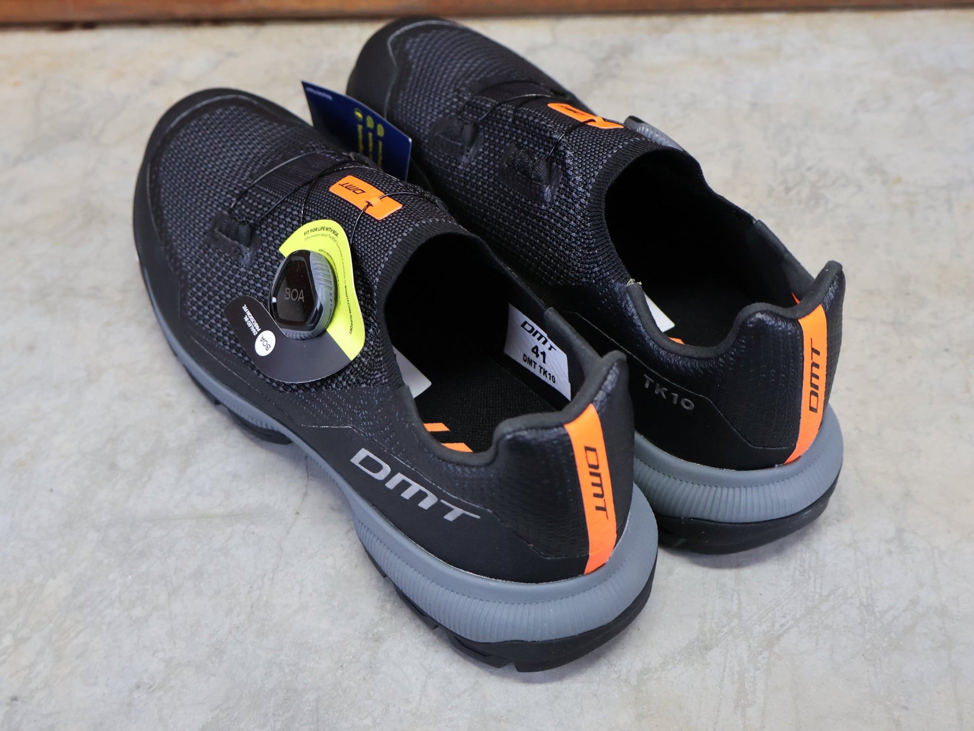 MTB - Herrenschuhe von Dmt, DMT TK10 MOUNTAINBIKESCHUH / ANTHRAZIT / SCHWARZ / UNISEX / 41 vor USEDBIKES - OB.DE Hintergrund