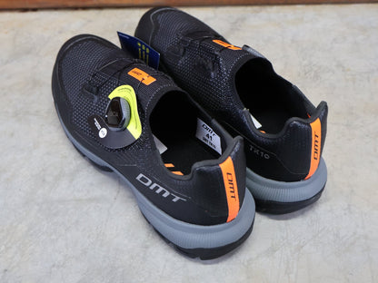 MTB - Herrenschuhe von Dmt, DMT TK10 MOUNTAINBIKESCHUH / ANTHRAZIT / SCHWARZ / UNISEX / 41 vor USEDBIKES - OB.DE Hintergrund