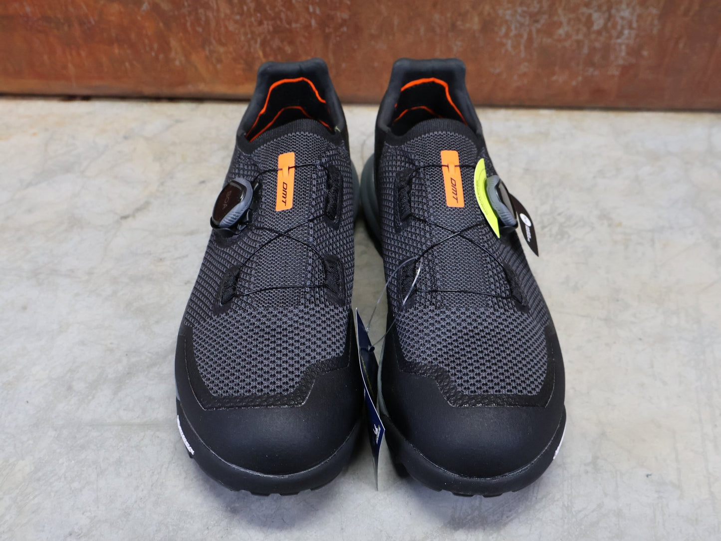 MTB - Herrenschuhe von Dmt, DMT TK10 MOUNTAINBIKESCHUH / ANTHRAZIT / SCHWARZ / UNISEX / 41 vor USEDBIKES - OB.DE Hintergrund