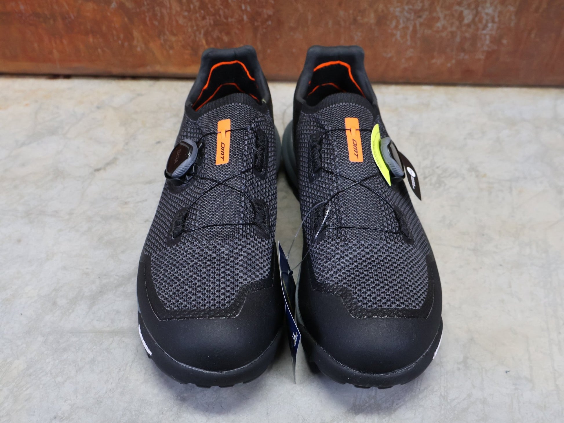 MTB - Herrenschuhe von Dmt, DMT TK10 MOUNTAINBIKESCHUH / ANTHRAZIT / SCHWARZ / UNISEX / 41 vor USEDBIKES - OB.DE Hintergrund