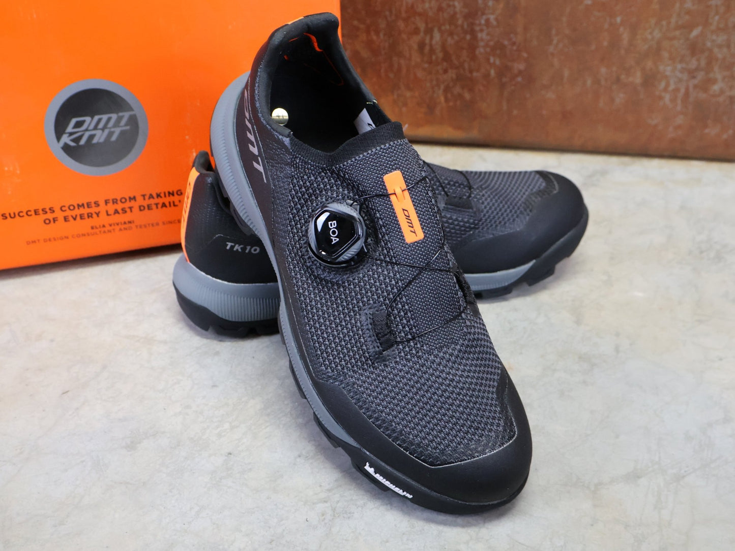 MTB - Herrenschuhe von Dmt, DMT TK10 MOUNTAINBIKESCHUH / ANTHRAZIT / SCHWARZ / UNISEX / 41 vor USEDBIKES - OB.DE Hintergrund