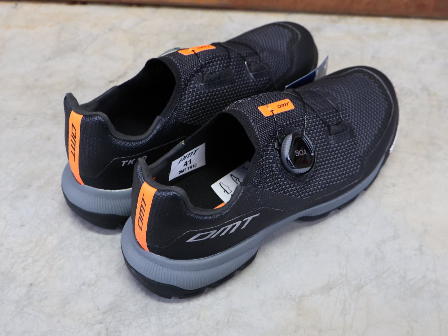 MTB - Herrenschuhe von Dmt, DMT TK10 MOUNTAINBIKESCHUH / ANTHRAZIT / SCHWARZ / UNISEX / 41 vor USEDBIKES - OB.DE Hintergrund