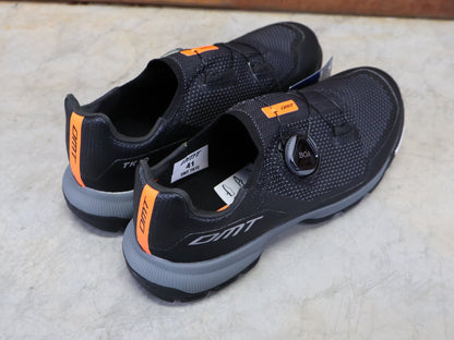 MTB - Herrenschuhe von Dmt, DMT TK10 MOUNTAINBIKESCHUH / ANTHRAZIT / SCHWARZ / UNISEX / 41 vor USEDBIKES - OB.DE Hintergrund