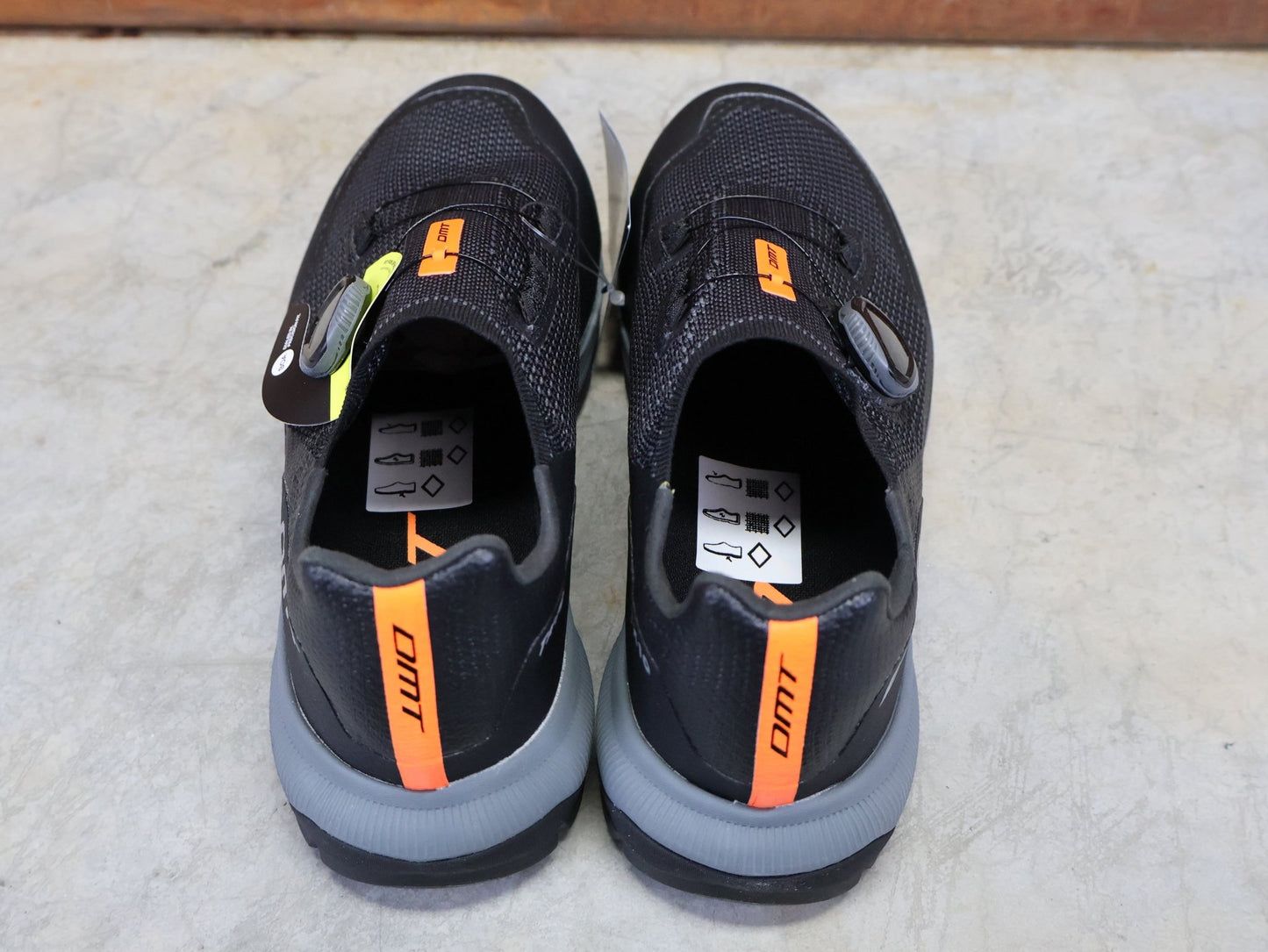 MTB - Herrenschuhe von Dmt, DMT TK10 MOUNTAINBIKESCHUH / ANTHRAZIT / SCHWARZ / UNISEX / 41 vor USEDBIKES - OB.DE Hintergrund