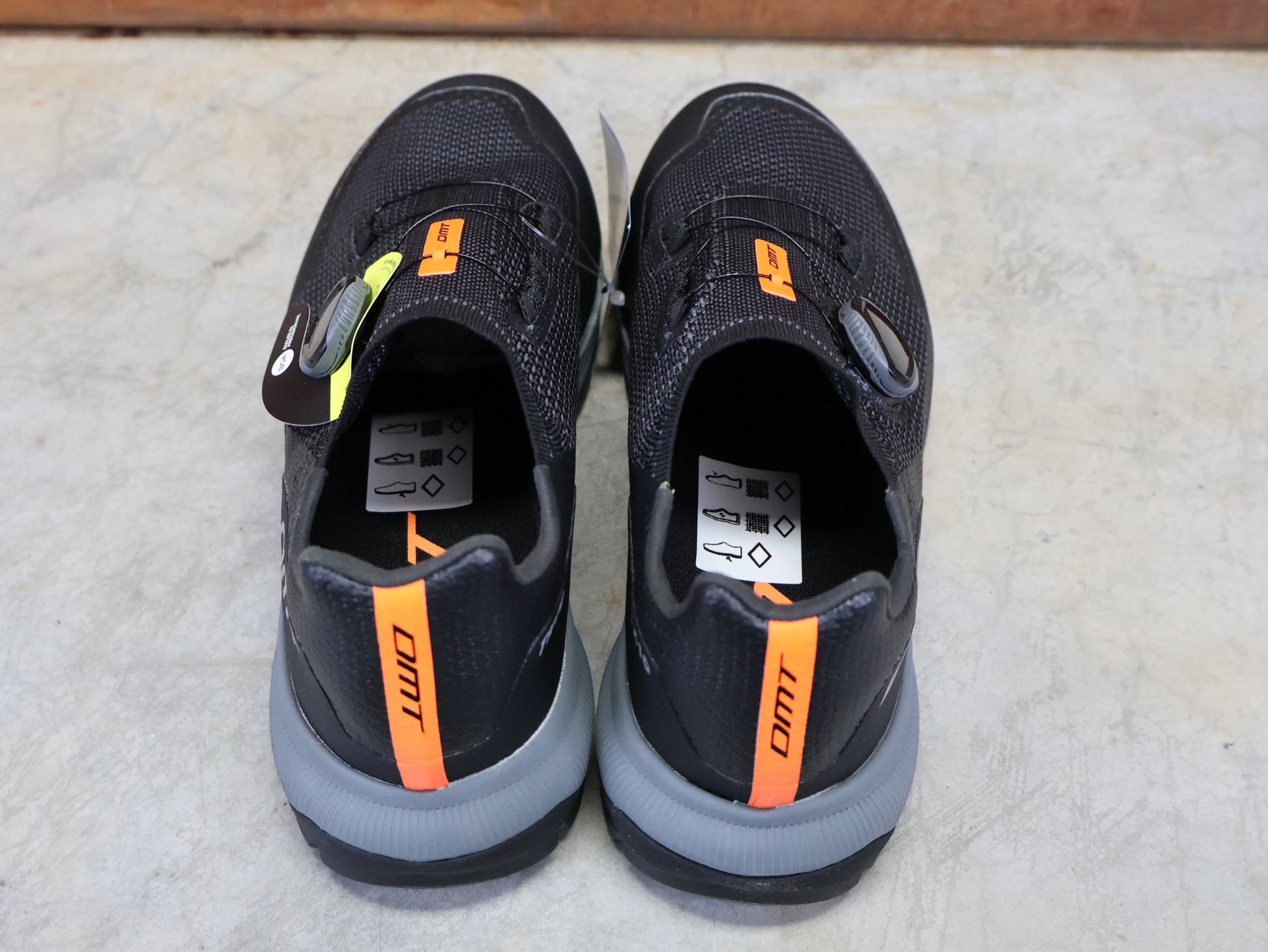 MTB - Herrenschuhe von Dmt, DMT TK10 MOUNTAINBIKESCHUH / ANTHRAZIT / SCHWARZ / UNISEX / 41 vor USEDBIKES - OB.DE Hintergrund