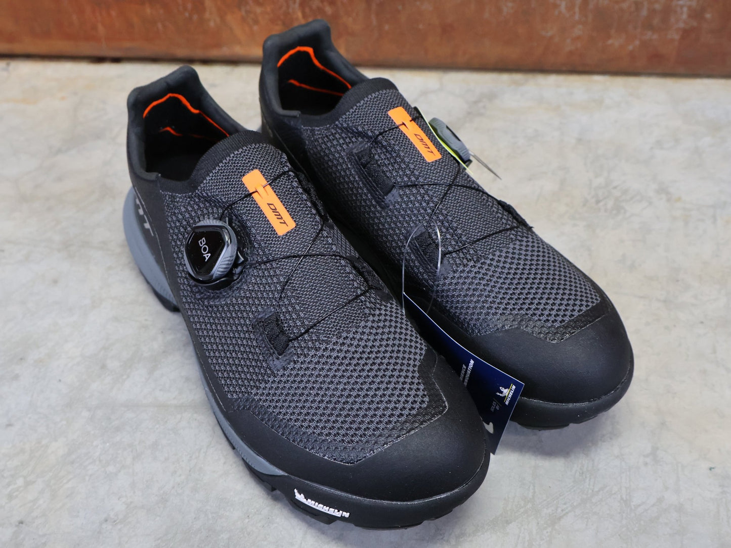 MTB - Herrenschuhe von Dmt, DMT TK10 MOUNTAINBIKESCHUH / ANTHRAZIT / SCHWARZ / UNISEX / 41 vor USEDBIKES - OB.DE Hintergrund