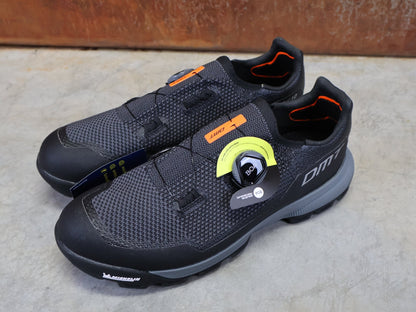 MTB - Herrenschuhe von Dmt, DMT TK10 MOUNTAINBIKESCHUH / ANTHRAZIT / SCHWARZ / UNISEX / 41 vor USEDBIKES - OB.DE Hintergrund