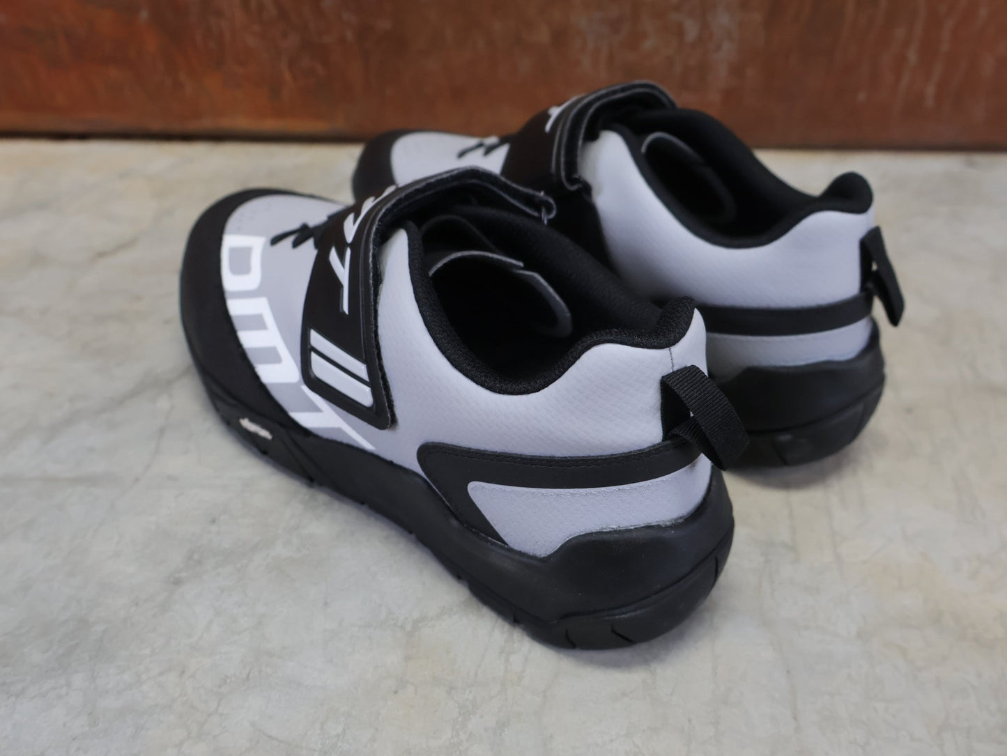 MTB - Herrenschuhe von Dmt, DMT TK10 MOUNTAINBIKESCHUH / GRAU / SCHWARZ / UNISEX / 42 vor USEDBIKES - OB.DE Hintergrund