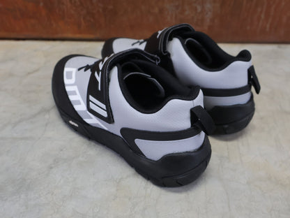 MTB - Herrenschuhe von Dmt, DMT TK10 MOUNTAINBIKESCHUH / GRAU / SCHWARZ / UNISEX / 42 vor USEDBIKES - OB.DE Hintergrund