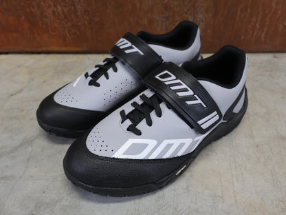 MTB - Herrenschuhe von Dmt, DMT TK10 MOUNTAINBIKESCHUH / GRAU / SCHWARZ / UNISEX / 42 vor USEDBIKES - OB.DE Hintergrund