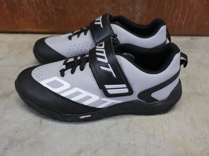MTB - Herrenschuhe von Dmt, DMT TK10 MOUNTAINBIKESCHUH / GRAU / SCHWARZ / UNISEX / 42 vor USEDBIKES - OB.DE Hintergrund