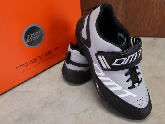 MTB - Herrenschuhe von Dmt, DMT TK10 MOUNTAINBIKESCHUH / GRAU / SCHWARZ / UNISEX / 42 vor USEDBIKES - OB.DE Hintergrund
