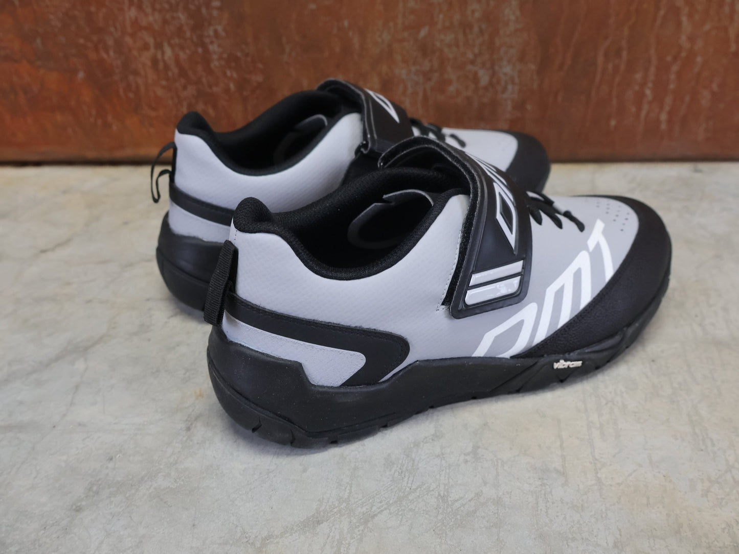 MTB - Herrenschuhe von Dmt, DMT TK10 MOUNTAINBIKESCHUH / GRAU / SCHWARZ / UNISEX / 42 vor USEDBIKES - OB.DE Hintergrund