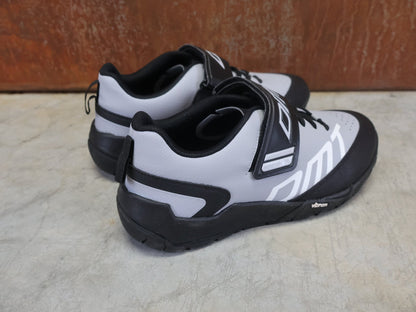 MTB - Herrenschuhe von Dmt, DMT TK10 MOUNTAINBIKESCHUH / GRAU / SCHWARZ / UNISEX / 42 vor USEDBIKES - OB.DE Hintergrund