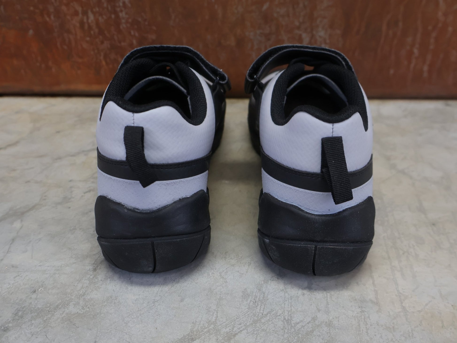 MTB - Herrenschuhe von Dmt, DMT TK10 MOUNTAINBIKESCHUH / GRAU / SCHWARZ / UNISEX / 42 vor USEDBIKES - OB.DE Hintergrund